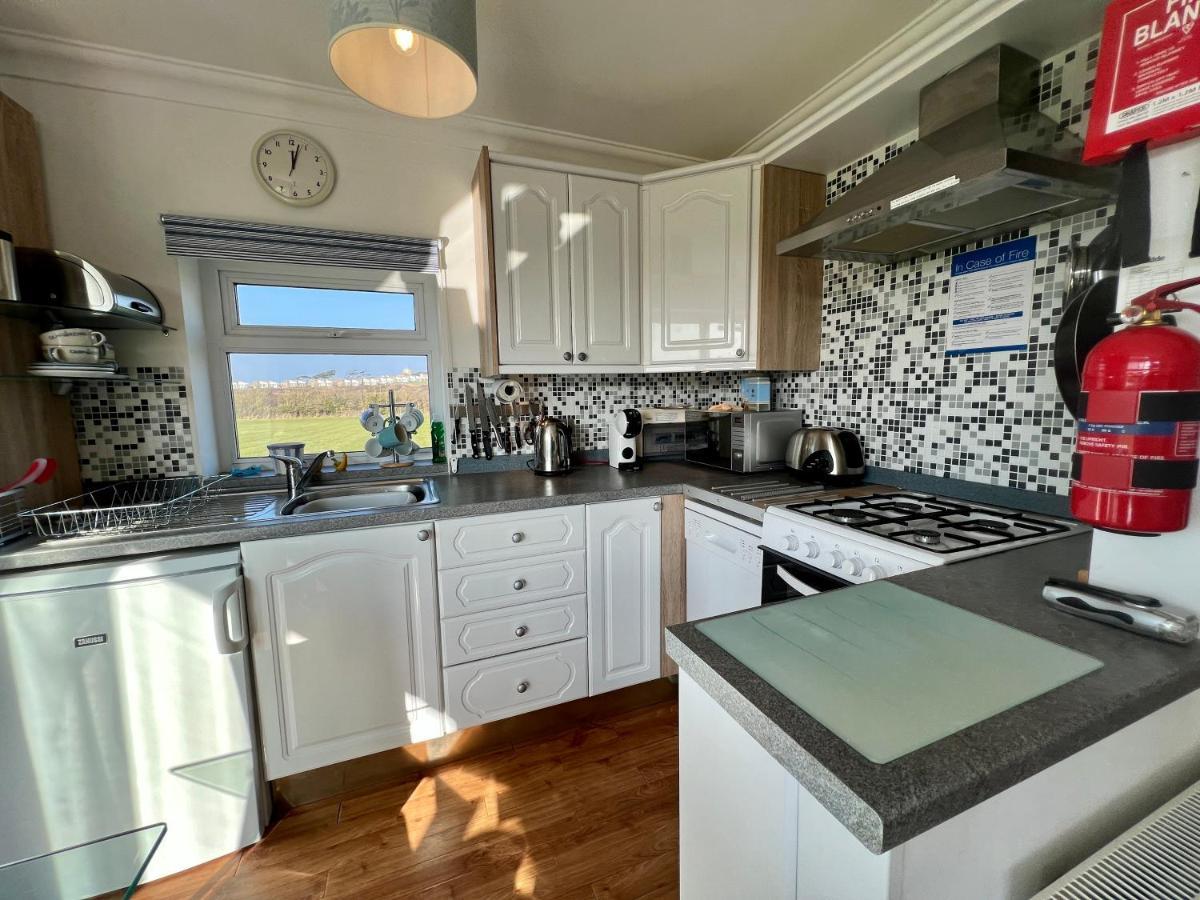 Bayview Self-Catering Coastal Bungalow In Rural West Wight Freshwater Exterior foto